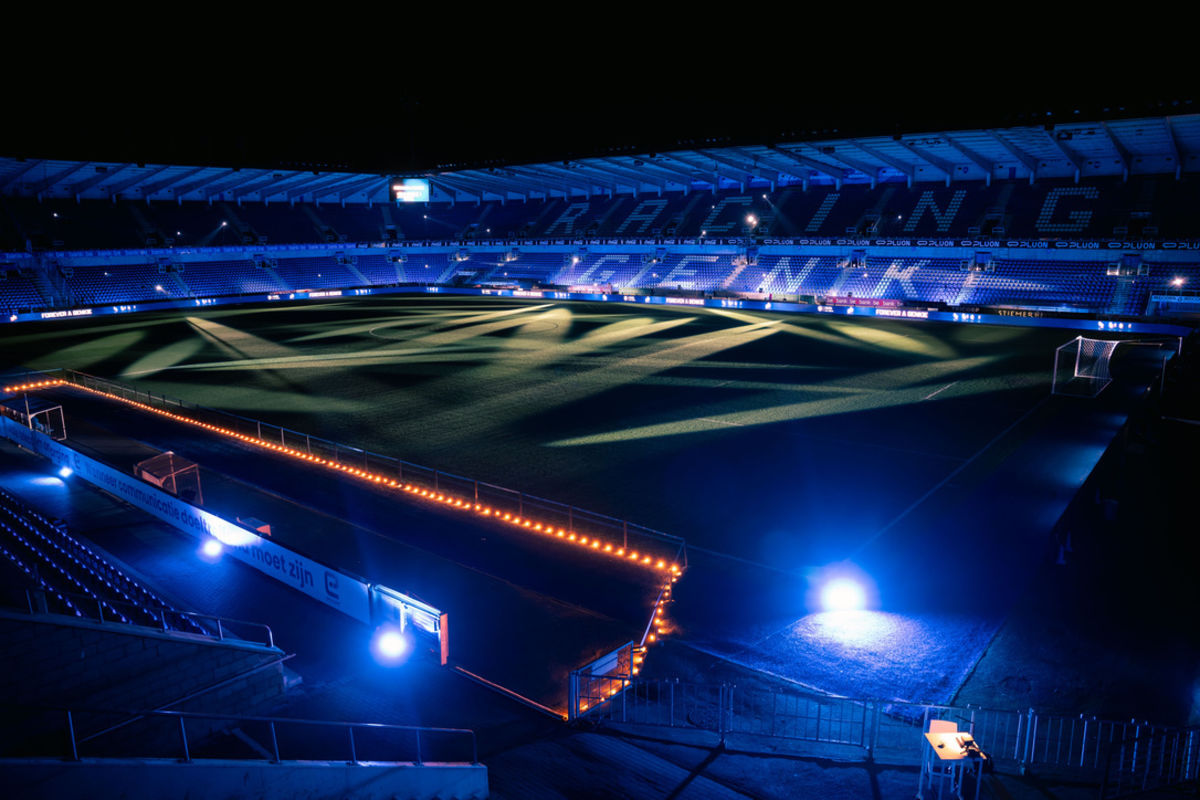 Forever A Genkie: KRC Genk en DELA herdenken supporters in een lege Cegeka Arena