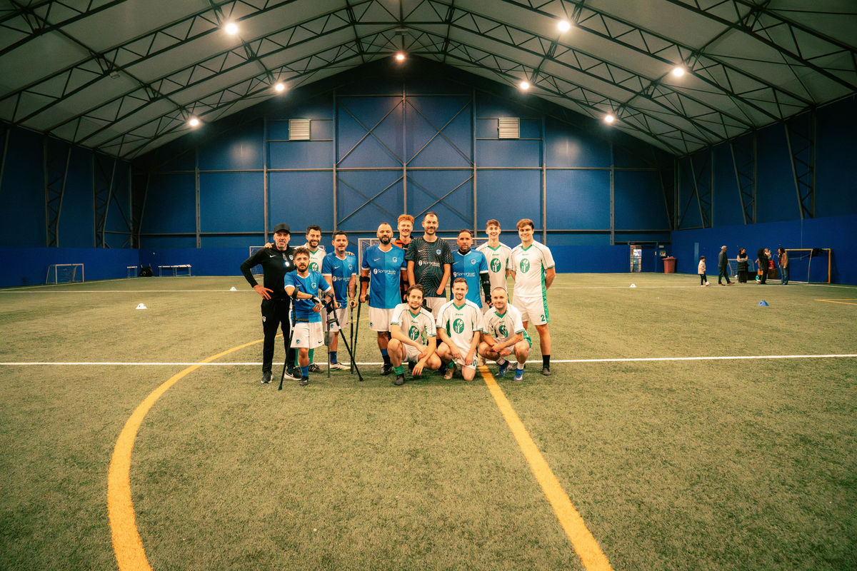 Partners naast het veld, tegenstanders erop