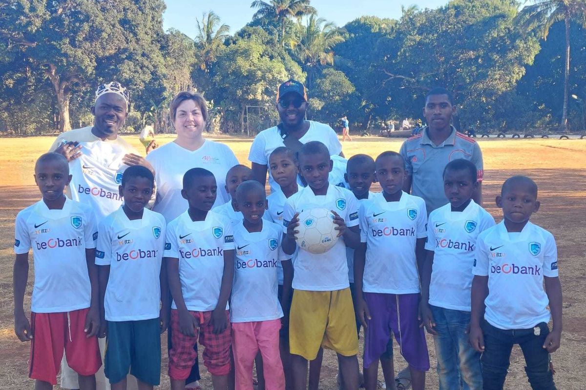 KRC Genk FRZA! Foundation schenkt shirts aan goed doel