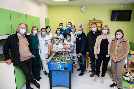 KRC Genk schenkt kickertafels ziekenhuizen