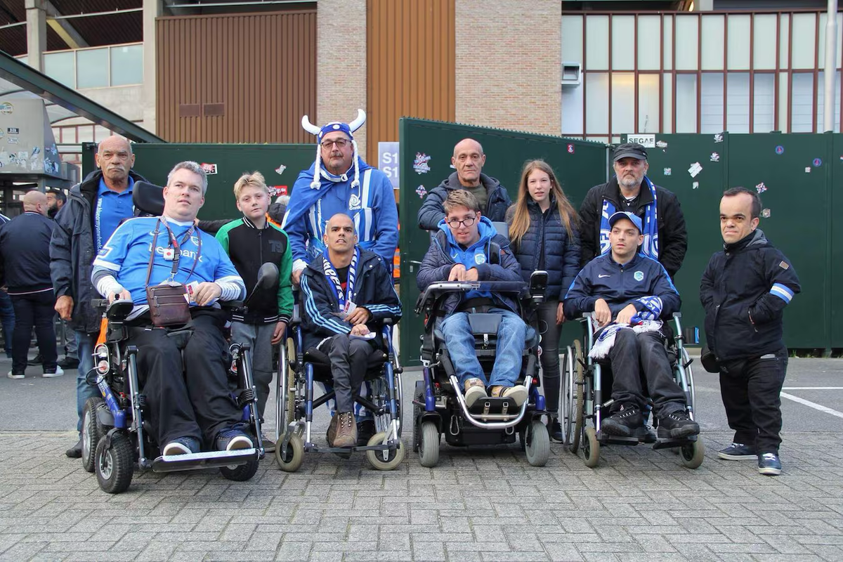 Tribune Rolstoelgebruikers - Blue Army On Wheels
